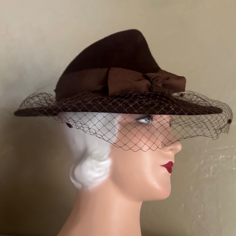 DELIGHTFUL VINTAGE BROWN FELT FEDORA WITH FOLDED CROWN AND HALF DOTTED VEIL
